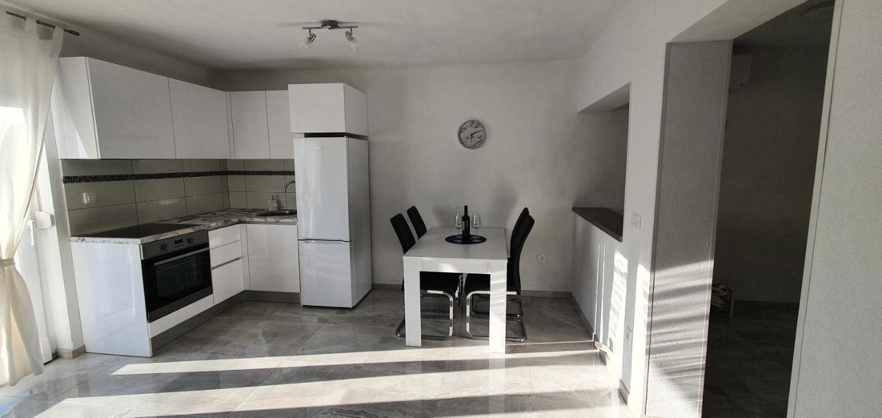 Apartmani Naomi&Leo セニ エクステリア 写真