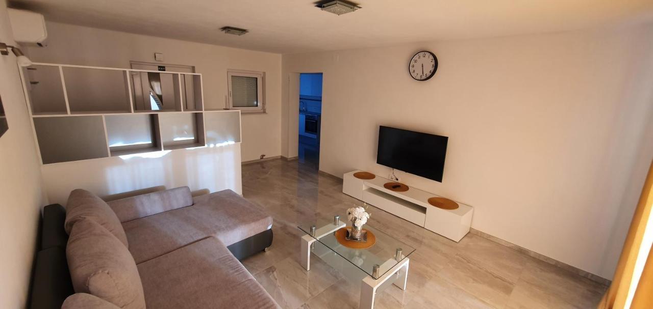 Apartmani Naomi&Leo セニ エクステリア 写真