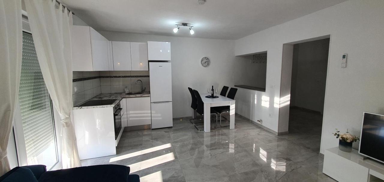 Apartmani Naomi&Leo セニ エクステリア 写真