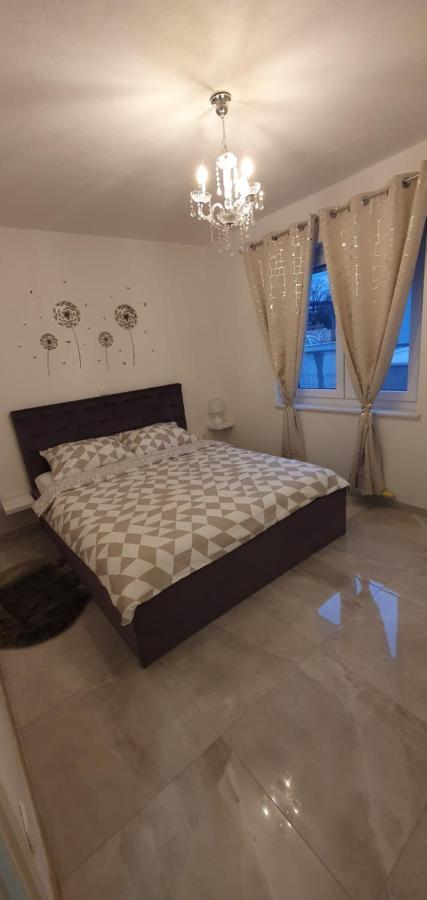 Apartmani Naomi&Leo セニ エクステリア 写真